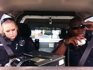 Ces policiers ne savaient pas qu'ils étaient filmés, ce qu'ils font est génial