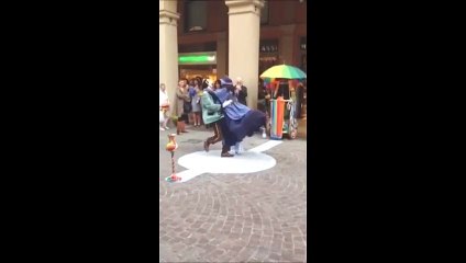 AMAZING AMERICAN STREET DANCE WITH DOLLS