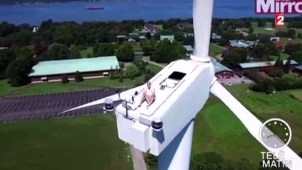 Zapping du 4 septembre 2015 - Bronzer au sommet d'une éolienne !