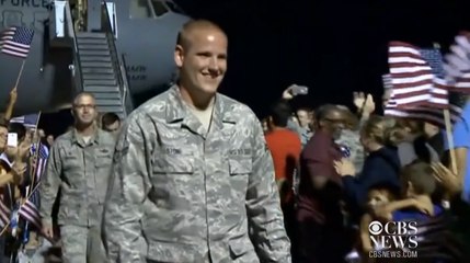 L'accueil de rock star réservé à l'un des héros du Thalys aux Etats-Unis, en 42 secondes