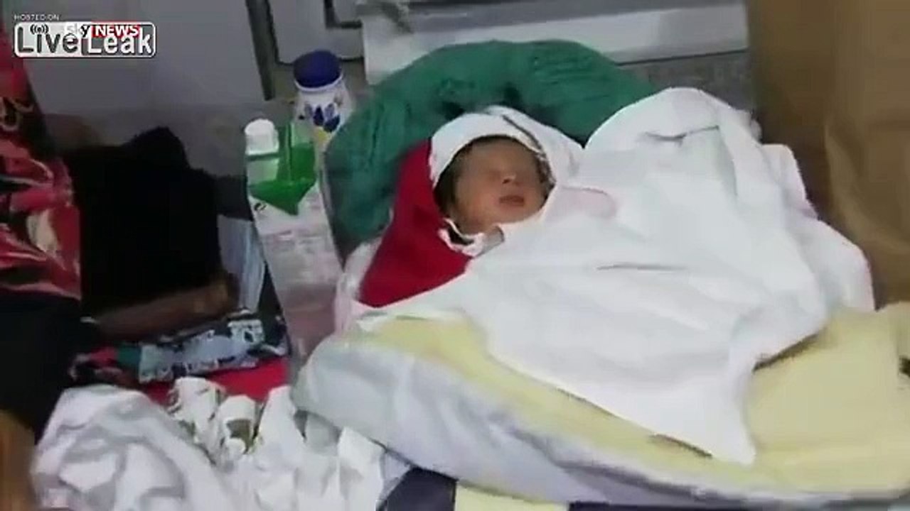 Little Girl's Syrian Mother Gave Birth On A Budapest Street