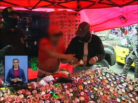 En un puesto de relojes y gafas se vendían dólares falsos