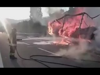 Flumeri (AV) - Incendio sulla Napoli-Bari, brucia Tir carico d'olio (03.09.15)