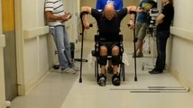 Un paralysé remarche grâce à un exosquelette