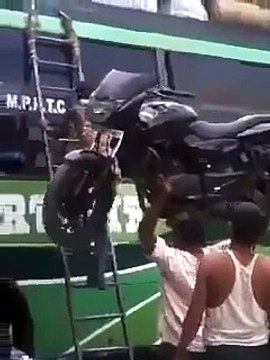 Cet Homme a Vraiment la Tête très très Dure !!!