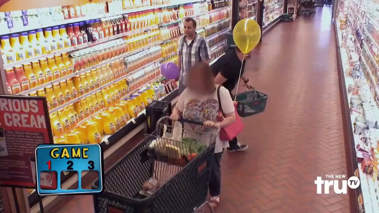 Accrocher des ballons d'hélium aux clients du supermarché