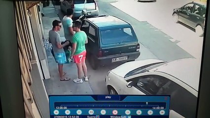 Un homme déplace sa voiture de manière radicale