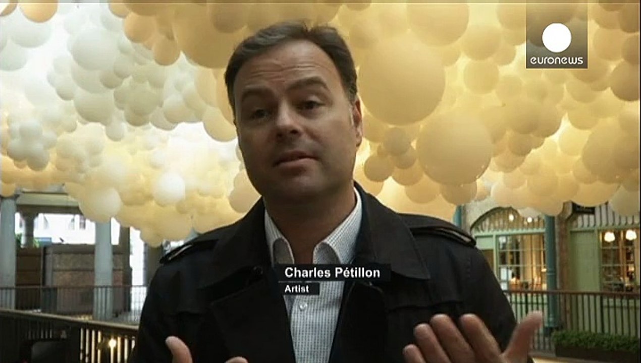 Schwebendes Kunstwerk aus 100.000 Luftballons