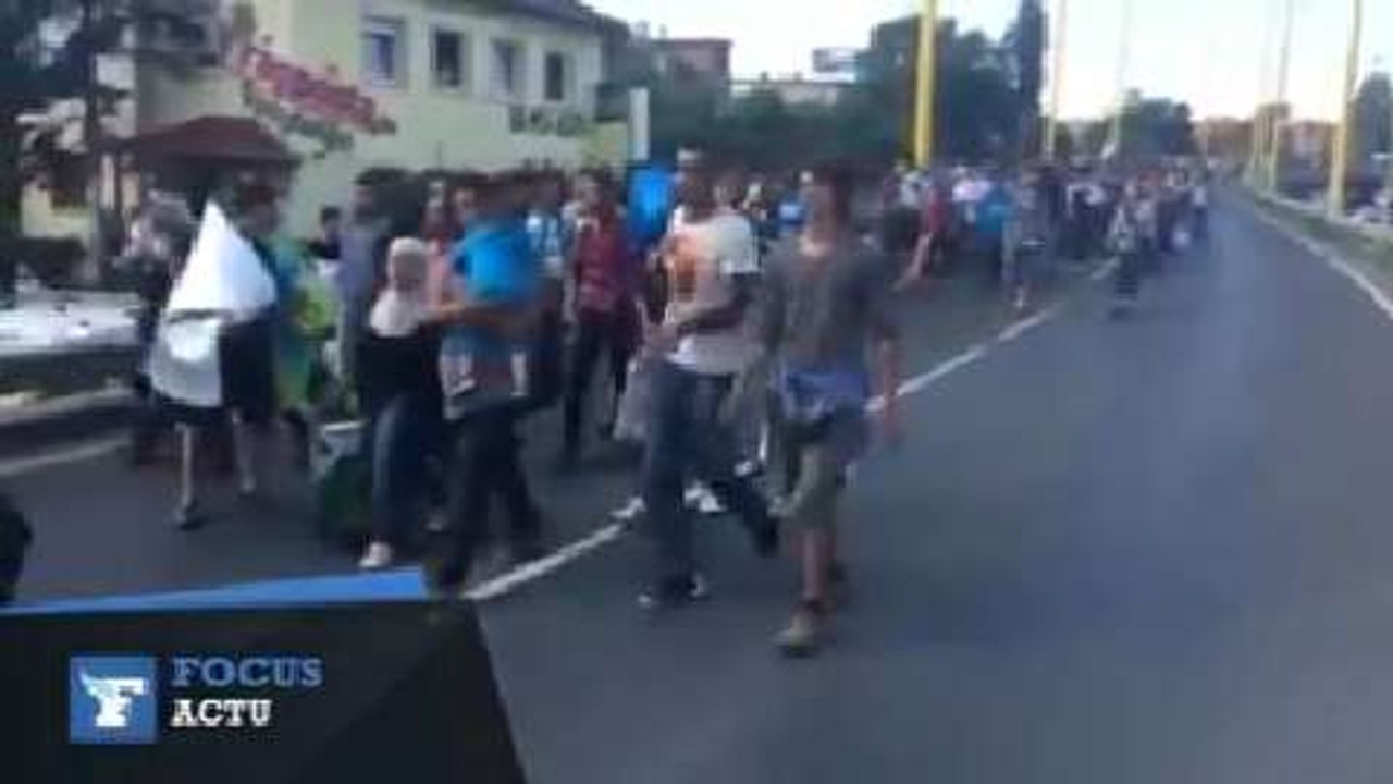 Hongrie : des centaines de migrants se rendent à pied en Autriche