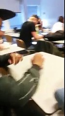 Un prof réveille un élève avec un extincteur