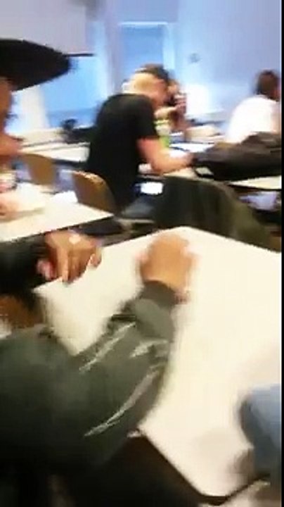 Un prof réveille un élève avec un extincteur