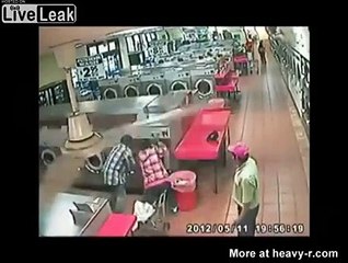 Çocuğunu çamaşır makinesine koyan baba