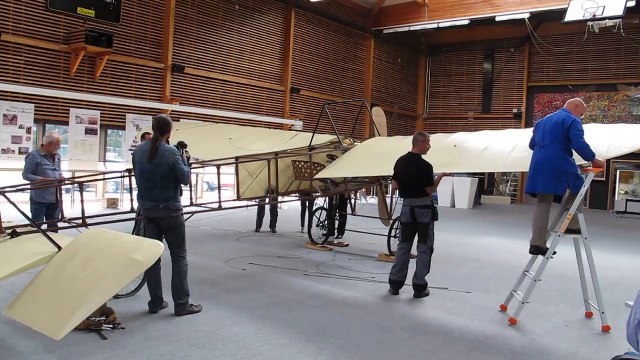 Le montage du Blériot XI, à Cambrai