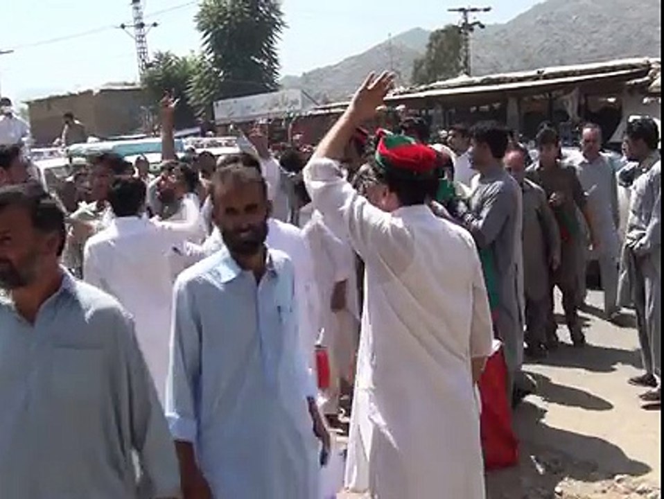 PTI workers protest at Chakdara