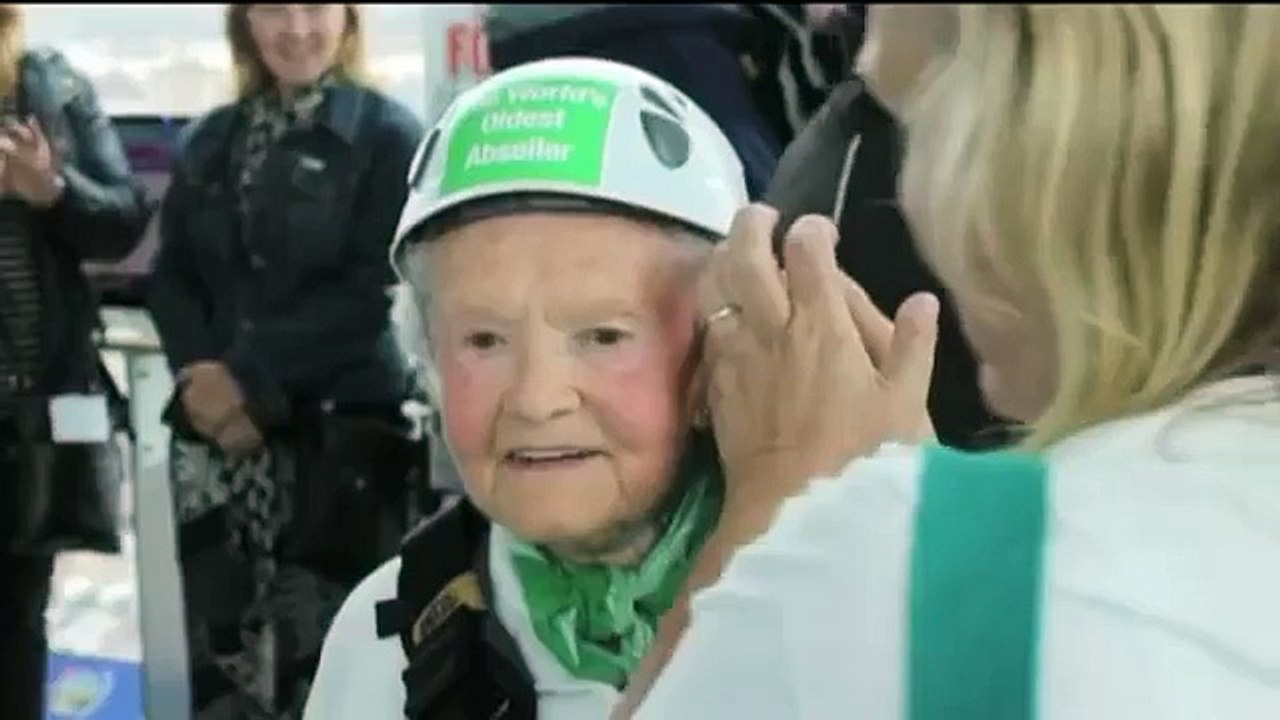 Doris Long de 101 años batió su propio récord en rápel