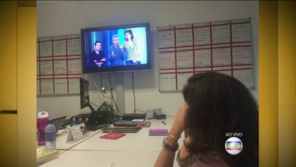 Otaviano Costa e Monica Iozzi mostram foto de Fátima Bernardes