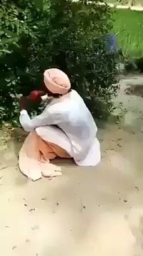 Chacha saanp pakrnay lga tha. hahaha