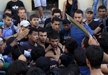 Refugees in Hungary Start Moving West on Foot