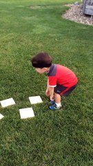 Un enfant fait un mini parkour en mode ninja... Trop mignon!