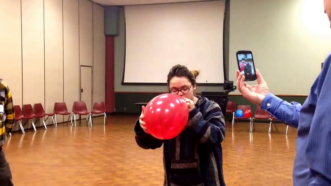 Chanter de l'opéra sous hélium... Voix hilarante!