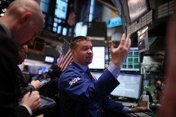 Wall St. falls as jobs report fuels rate hike anxiety