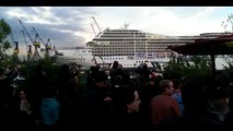 Круизное судно MSC Magnifica приветствует пассажиров Seven Nation Army Гамбурге Cruise ship salutes