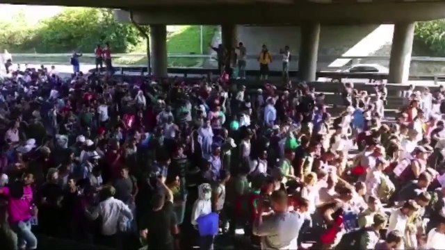 Refugees begin marching to Austria after Hungary halts train transportation