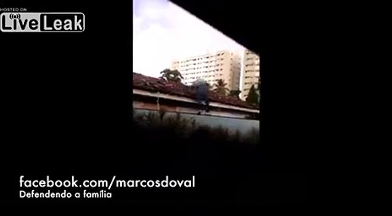 2 Thugs in Brazil try to invade the wrong house.