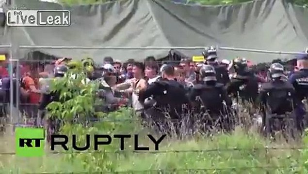 Hungary: Riot police use tear gas as refugees attempt to break out of detention camp