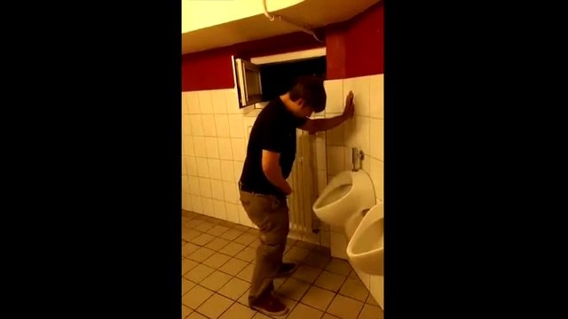 Un mec ivre essaie de se rhabiller aux toilettes