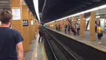 Metro Rayları Üzerinde Zıplayarak Geçmeye Çalışan Adamın Hazin Sonu