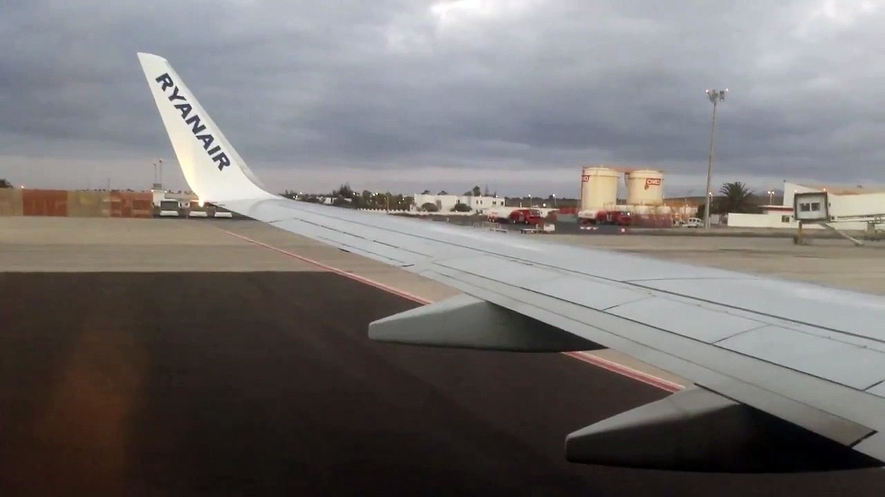 [1080p HD] Ryanair 737-8AS EI-EFO ✈️ Taxi and Take-off Lanzarote Arrecife (GCRR)