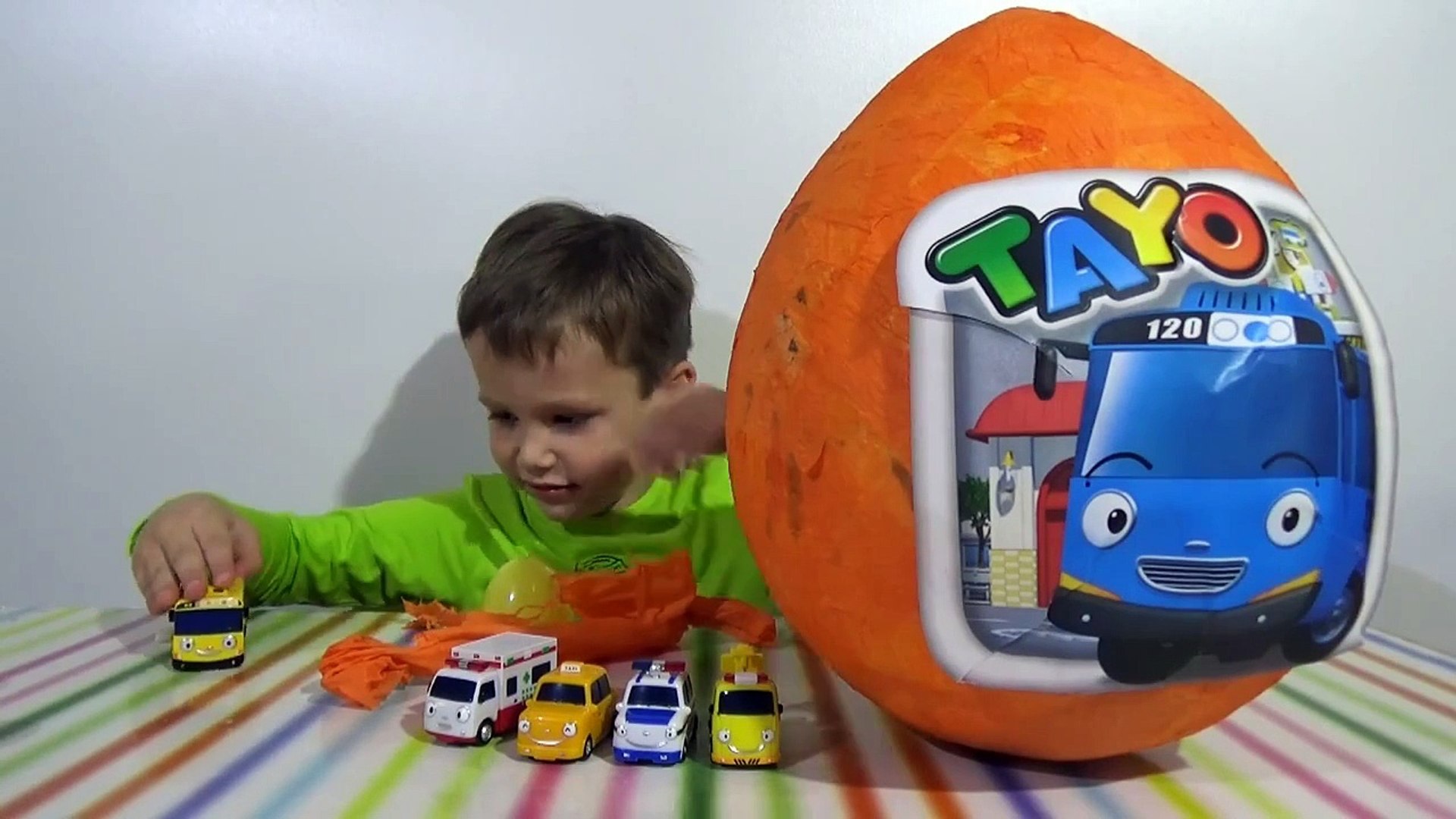 ⁣Тайо автобус большое яйцо сюрприз распаковка игрушки машинки Tayo giant surprise egg with toys