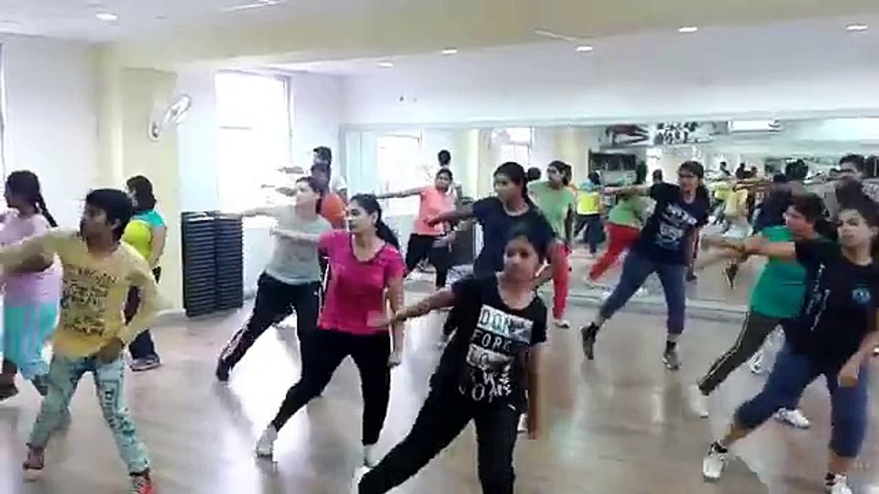 Abhi Toh Party Shuru Hui Hai khubsurat Sonam Kapoor manusagar - Reel.pk