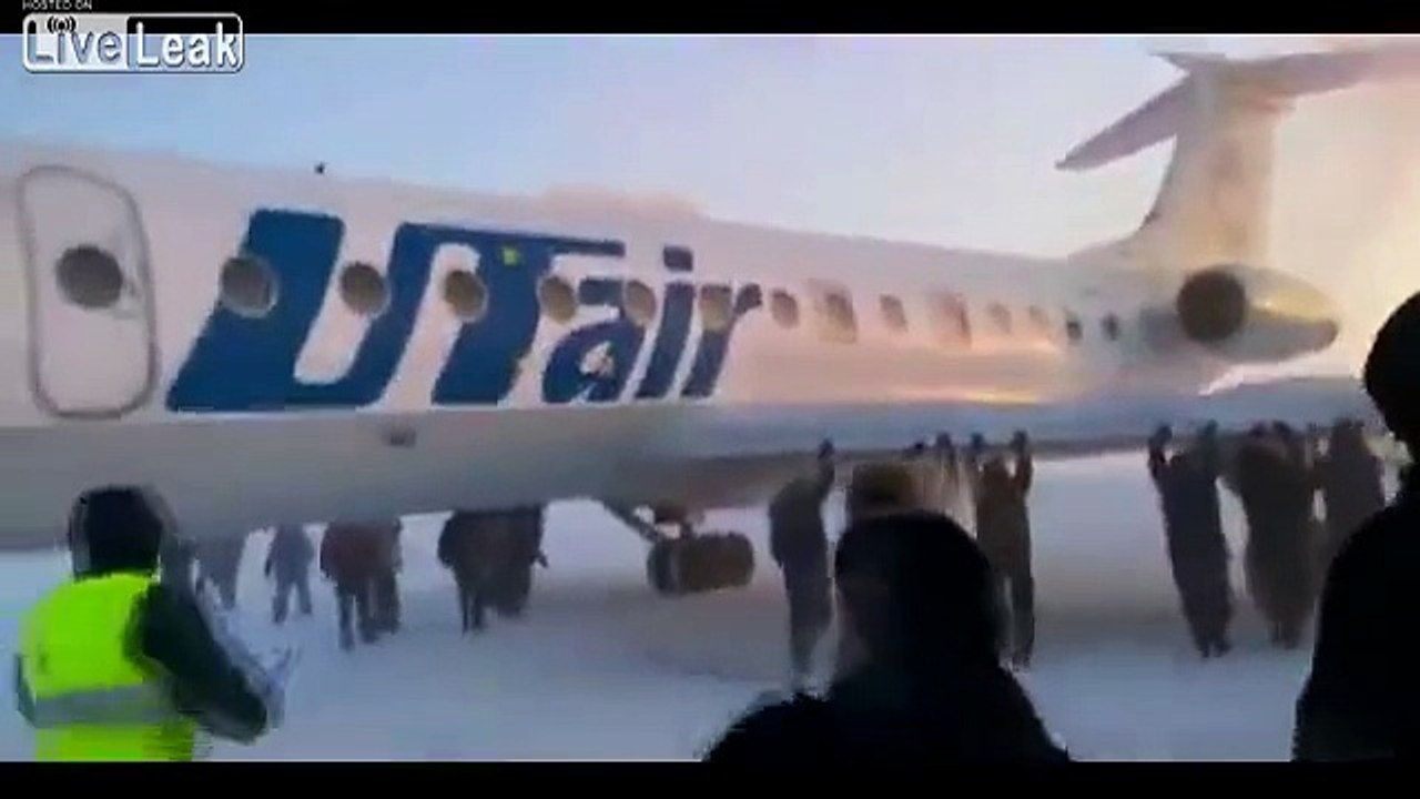 Passengers rally to push frozen plane in Siberia
