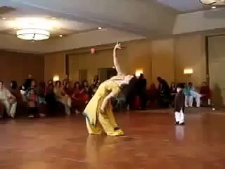Sabeen dancing in pakistani mehndi