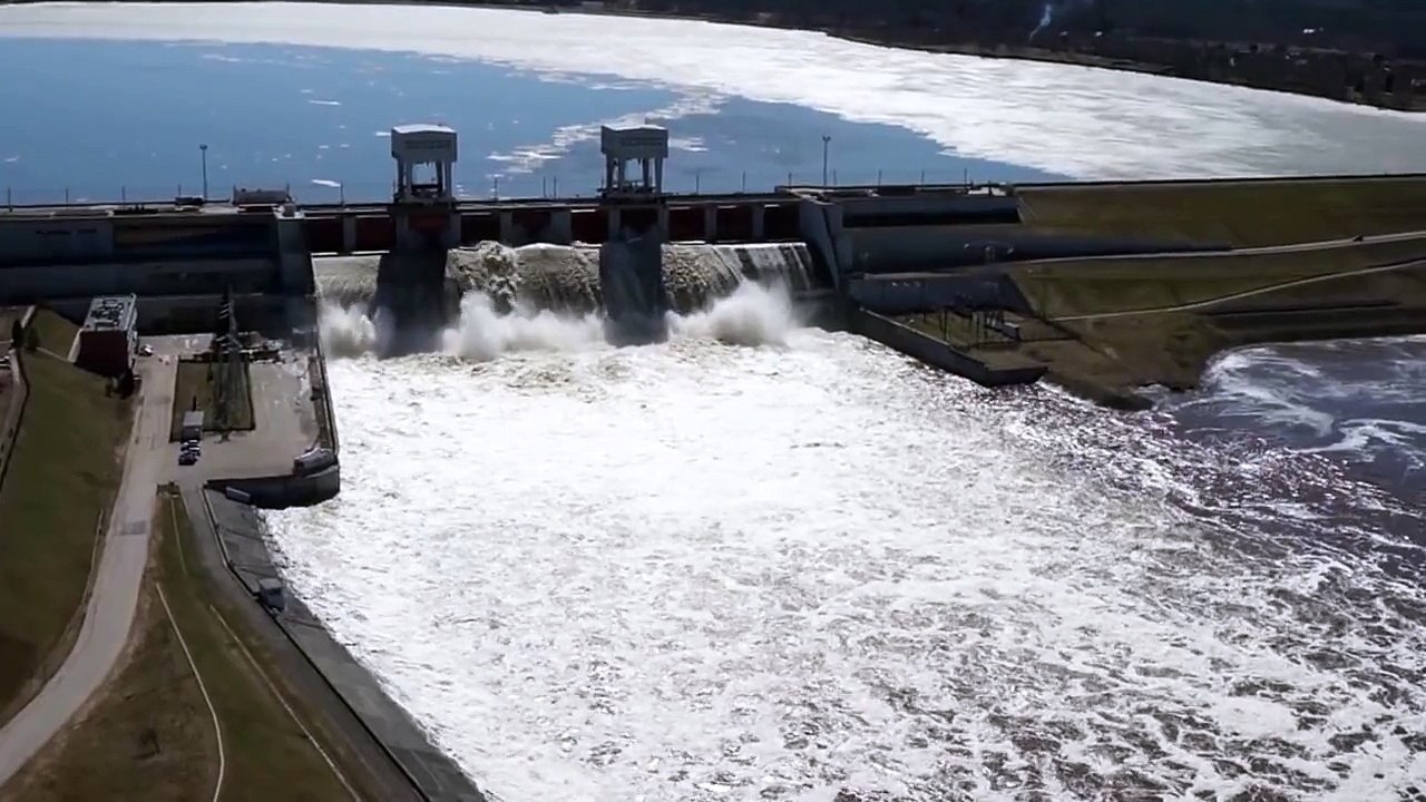 Pļaviņu HES, ūdens straumes pāri aizvariem