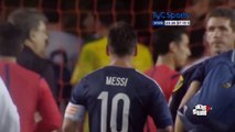Messi firma autógrafos a unos niños tras finalizar Argentina 7-0 Bolivia  • 2015