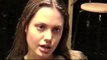 Angelina Jolie à 15 ans en train de jouer un pièce dans sa classe en 2000
