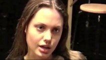 Angelina Jolie à 15 ans en train de jouer un pièce dans sa classe en 2000