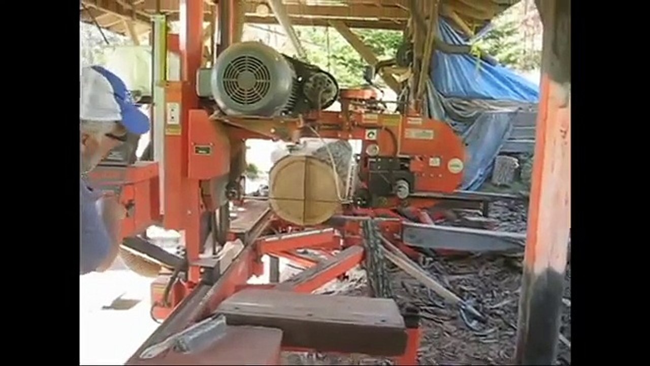 Quartersawing a large red oak on our WoodMizer Sawmill at Timbergreen Farm = HD