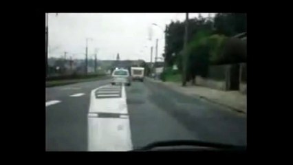 Une course poursuite à la Française, quand la police prend en chasse une caravane.