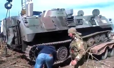 Tải video: Militia fighters take armored vehicles captured from the Ukrainian military