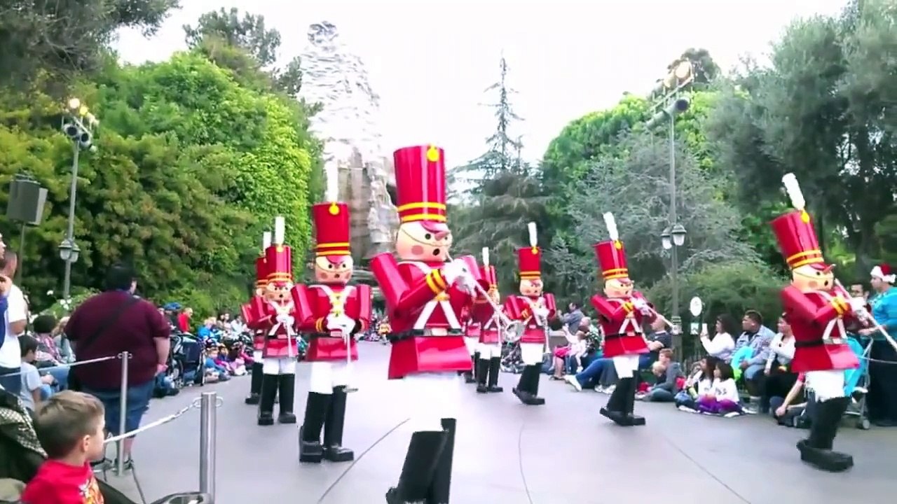 Compilation chute des personnages à Disneyland