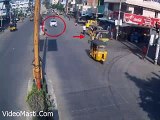 Terrible Accident - Car Hits Auto - Live Accidents in India(videomasti.com)