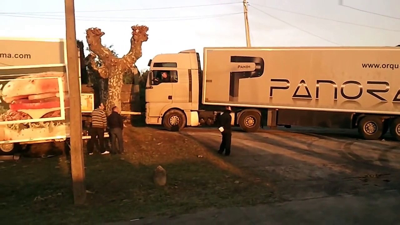 Dos camiones de la Orquesta Panorama remolcando el escenario en Andrade