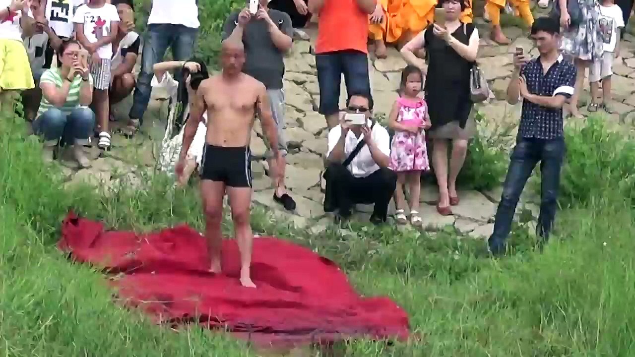 Mnich chodzi po wodzie!