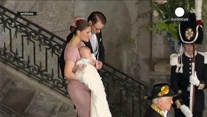 Σουηδία: Επίσκεψη... πελαργού στην βασιλική οικογένεια