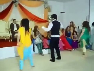 sara dancing on mehndi