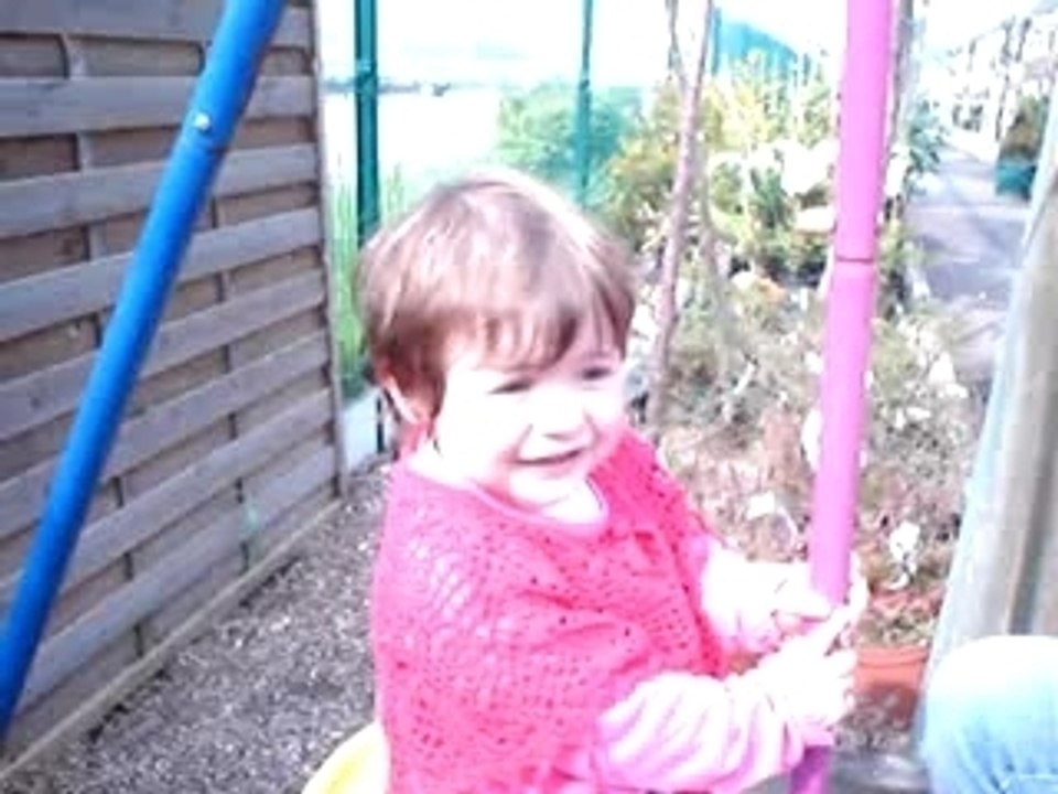 ManOuna fait de la balançOire